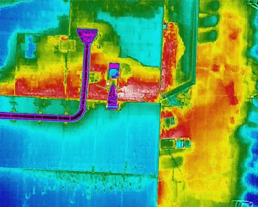 Thermographie d'une toiture commerciale capturée par drone,